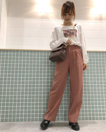 INGNI(イング)のコーディネート 渋谷109 158cm<br>今年大注目のカラーパンツですが、ピンクの色味でもラフなTシャツで合わせればより今っぽく着ていただけます。