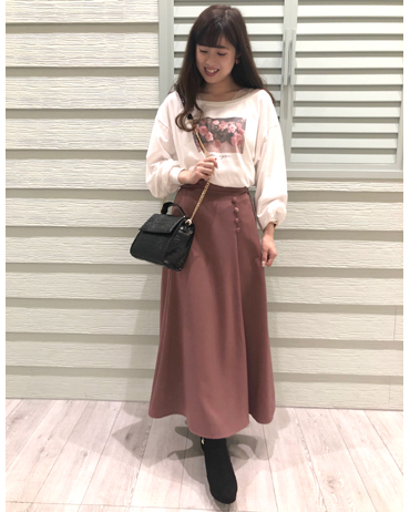 INGNI(イング)のコーディネート 渋谷109 154cm<br>転写プリントがかわいいゆったりめのTシャツはマーメイドスカートと合わせて大人可愛く！