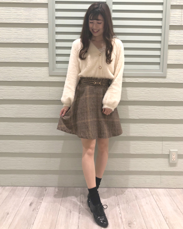 INGNI(イング)のコーディネート 渋谷109 154cm<br>ボタンがとってもかわいいこちらのカーディガンはふわふわのフェザーニットタイプなので女の子らしくかわいくお召し頂けます！