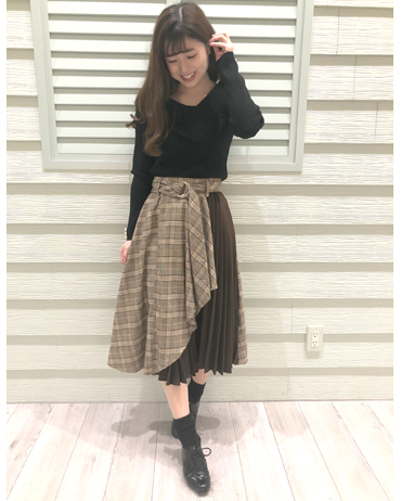 INGNI(イング)のコーディネート 渋谷109 154cm<br>こちらのスカートはサイドのプリーツがポイントでクロのトップスと合わせて大人コーデに！