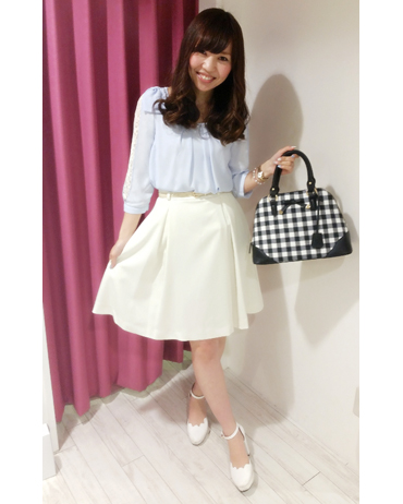 INGNI(イング)のコーディネート 新宿アルタ 158cm<br>今年の春もやっぱりミディ丈♪白ボトムのこなれ感で、今年らしさアップ!<br><a href="http://ameblo.jp/ingni-shop/">★新宿アルタ</a>