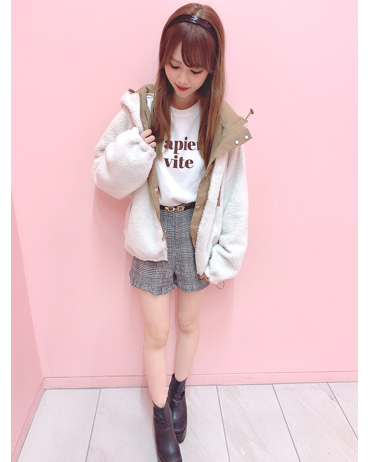INGNI(イング)のコーディネート 渋谷109 161cm<br>リバーシブルのボアブルゾンはボリューム感がとても可愛いアイテムです！ショート丈のスカートやパンツ合わせやロングスカートやスキニーパンツでも着回しが出来ます！