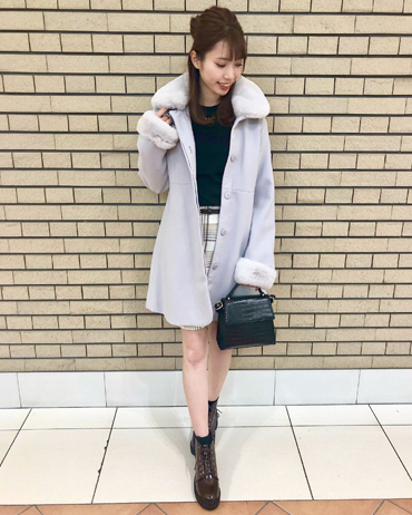 INGNI(イング)のコーディネート 札幌ステラプレイス 164cm<br>ボリュームあるファーコートは、大人っぽくデートにピッタリです！程よいロング丈が使いやすく、コーデによって6タイプも変えられるおすすめコートです！