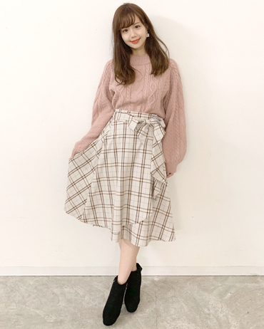 INGNI(イング)のコーディネート モレラ岐阜 161cm<br>チェックのスカートにピンクのニットを合わせ、女の子らしさ満載のコーデに。ミディ丈のスカートは、大人可愛すぎず上品な印象も与えてくれます。