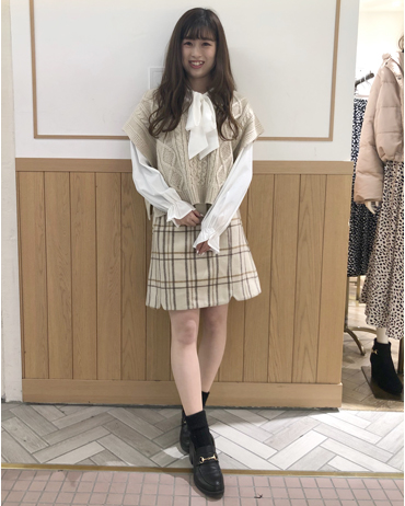 INGNI(イング)のコーディネート 渋谷109 154cm<br>今期トレンドのベストとブラウスはワントーンコーデでかわいらしく！