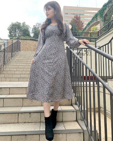 INGNI(イング)のコーディネート 池袋アルパ 165cm<br>こちらのワンピースは新作ワンピで、くすみブルーが大人可愛いアイテムです。ウエストがキュッとしており素敵なシルエットなワンピースです。