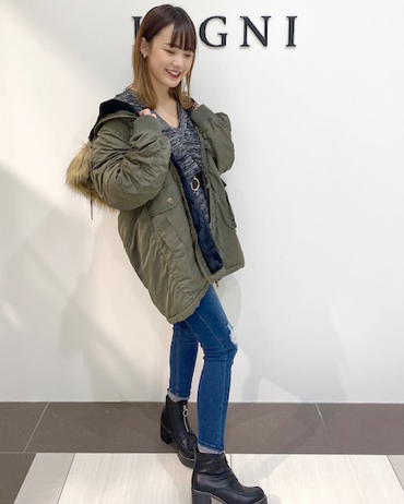 INGNI(イング)のコーディネート ハーバーランドumie 163cm<br>年齢層問わず着て頂けるチュニックニット。ミリタリーテイストのN2Bは誰でも着こなせる万能アイテム◎デニムに合わせるとより一層雰囲気が出ます♪