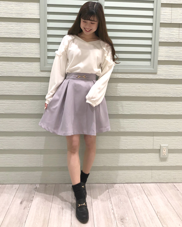 INGNI(イング)のコーディネート 渋谷109 154cm<br>肩のフリルがかわいいこちらのトップスはサックスと合わせてスウィート春コーデに！