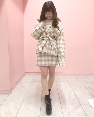 INGNI(イング)のコーディネート 渋谷109 154cm<br>こちらのチェックのセットアップにはロゴのTシャツを合わせてカジュアルに！