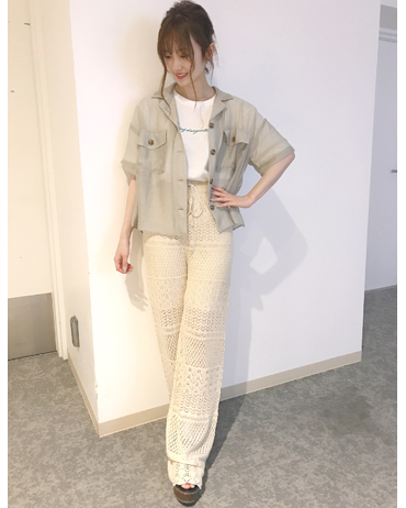 INGNI(イング)のコーディネート ららぽーと沼津 154cm<br>ロゴTは身頃ゆったりめで楽ちんな着心地！丈感もちょうどよくインもしやすいですし、アウトでも合わせやすいです。ロゴTはカジュアルですが、今年らしい透かしニットパンツでトレンド感ある大人っぽさを意識したコーディネートです！