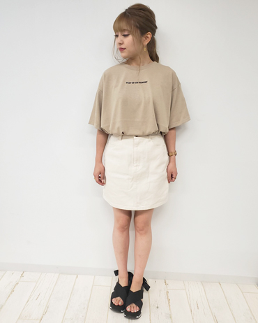 INGNI(イング)のコーディネート 渋谷109 150cm<br>モノトーンのフォトプリントで後ろ姿も抜かりなし☆フロントは刺繍ロゴのみでシンプルに仕上げたTシャツです。