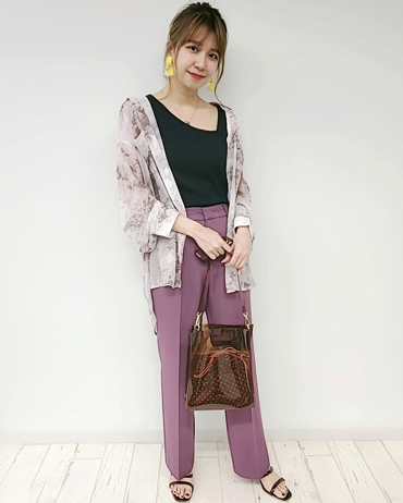 INGNI(イング)のコーディネート 渋谷109 158cm<br>今年トレンドのシアーシャツにネクストブレイク間違いなしのタイダイ柄が新たに登場☆中は抜け感のあるアシメリブタンクを着用。パンツはセンタープレスパンツ合わせでコーデにまとまりを出しました◎