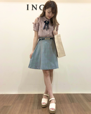 INGNI(イング)のコーディネート 池袋アルパ 160cm<br>ブローチ付きのブラウスは取り外し可能なので、綺麗目スタイリングでも使用できます！トートは大きめサイズなので、ライブ参戦にぴったりのコーディネートです♪