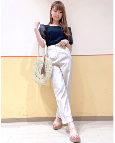 INGNI(イング)のコーディネート ららぽーと富士見 162cm<br>ミニボトムやミディスカートと合わせがちなオーガンジートップスもカラーパンツ合わせでトレンド感のある着こなしに！