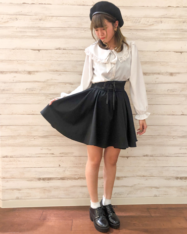 INGNI(イング)のコーディネート ららぽーと船橋 159cm<br>レースアップがポイントのガーリーなフレアスカートにボウタイブラウスを合わせるだけで簡単に出来てしまう量産コーデ。ハイウエストに履けるのもポイントです◎一枚持っているだけで便利なスカートです。
