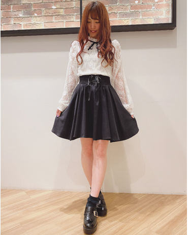 INGNI(イング)のコーディネート 甲府昭和 155cm<br>袖の広がりが可愛く、スカートとトップスのリボンがポイントです！トレンドの量産型コーデに仕上げました♪