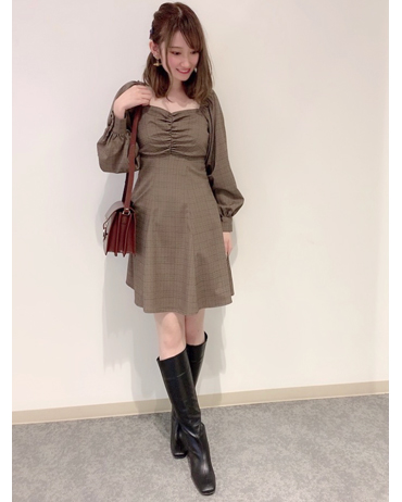 INGNI(イング)のコーディネート ららぽーと沼津 161cm<br>胸元ギャザーデザインでスッキリ見え背中辺りもリボンになっておりバックスタイルも可愛いです！ミニ丈のワンピなのでロングブーツと合わせトレンドの韓国風コーデで男女ウケを狙ってみました☆