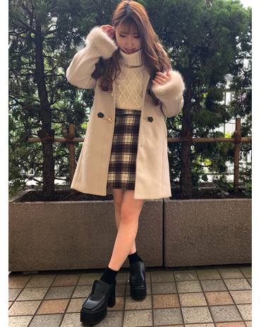 INGNI(イング)のコーディネート 東京ドームラクーア 156cm<br>sweet・量産型が好きならこれからの季節ビット付コート1枚は持っていたいアイテム！ファーの部分は取り外しが出来るので合わせるコーデによってアレンジしましょう♪