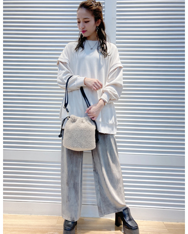 INGNI(イング)のコーディネート ゆめタウン光の森 160cm<br>ゆったりとしたシルエットのスウェットにプリーツのベロアパンツを合わせてよりカジュアルに◎スニーカーやキャップ合わせもオススメです♪