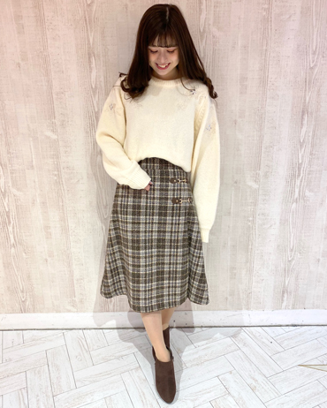 INGNI(イング)のコーディネート 渋谷109 154cm<br>刺繍がかわいいニットはチェック柄と合わせて大人かわいく！