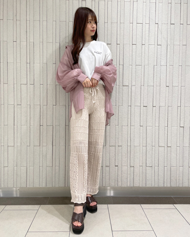 INGNI(イング)のコーディネート 金沢フォーラス 166cm<br>これからの季節にぴったりなシアーシャツはゆったりとしたシルエットのドルマンスリーブがスタイリングのポイントに♪コーデに取り入れやすいベーシックさが可愛く、前を開けて羽織りとしても使える優れものです！