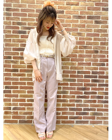 INGNI(イング)のコーディネート ワンダーシティ 155cm<br>ボリューム感のあるシャツにはすっきりしたパンツ合わせでスタイルＵＰ効果。アクセントにパールロングネックレス合わせてトレンド感を出しました。