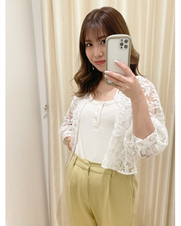 INGNI(イング)のコーディネート 大宮ルミネ 153cm<br>花模様が可愛いレースブラウスは前を開けて羽織として着るのがトレンド。イエローのカラーPTを差すと簡単におしゃれ見えします。美脚効果の高いセミフレアパンツはスタイルを良く見せたい時にはかなり使えます。153cmの私には少し長かったので最低でも5cmのヒールが必要でした。