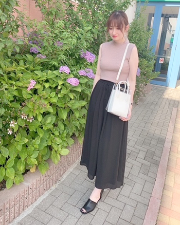 INGNI(イング)のコーディネート サントムーン柿田川 161cm<br>ニットはボトルネックになっており伸縮性もあり体にフィットし着やすくオトナ女子必見です☆ニットがモカにラメが入っていて可愛らしさを残しつつクロのスカンツと合わせ綺麗めレディー感を演出しました！