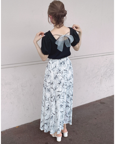 INGNI(イング)のコーディネート ワンダーシティ 155cm<br>後ろ姿まで可愛いデザインのトップス☆リボンがあるので程よい肌見せが叶います！ロングスカートと合わせて綺麗めなコーディネートにしてみました♪