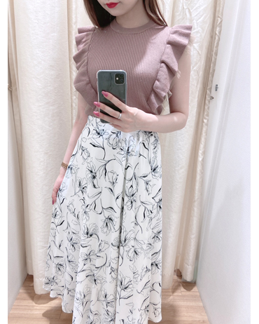 INGNI(イング)のコーディネート 滋賀竜王 160cm<br>ニットは背中側までしっかりフリルが入っているので二の腕カバーも◎線画のスカート合わせでより女性らしいコーデにしました。