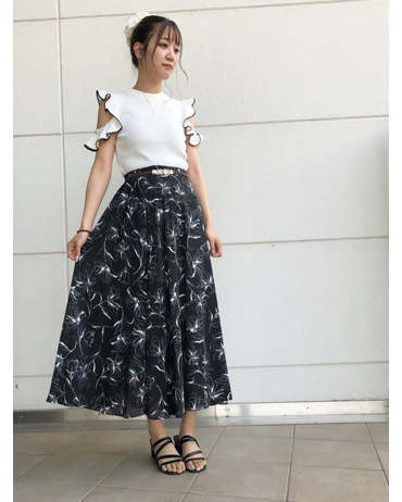 INGNI(イング)のコーディネート 滋賀竜王 160cm<br>袖フリルデザインのニット×線画柄のスカートで上品なコーディネートにしました。裾に向かって広がる長め丈のデザインが女性らしく、綺麗なシルエットにみせてくれます。