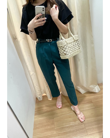 INGNI(イング)のコーディネート 池袋アルパ 160cm<br>袖がフリルデザインなので二の腕カバーしてくれます。テーパードパンツ合わせで、オフィスカジュアルにしました！