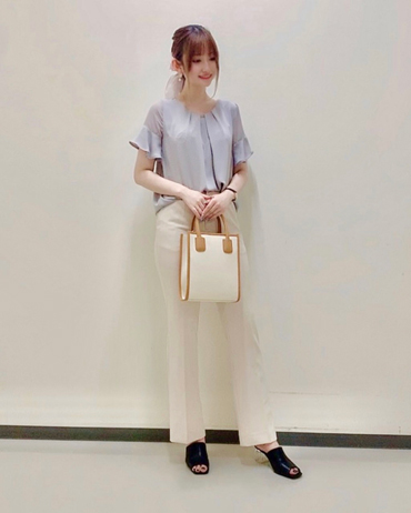INGNI(イング)のコーディネート サントムーン柿田川 161cm<br>袖がシアー素材になっており涼しげでフロントのピンが上品さを演出してくれます！セミフレアパンツと合わせオフィスカジュアルコーデにしてみました☆