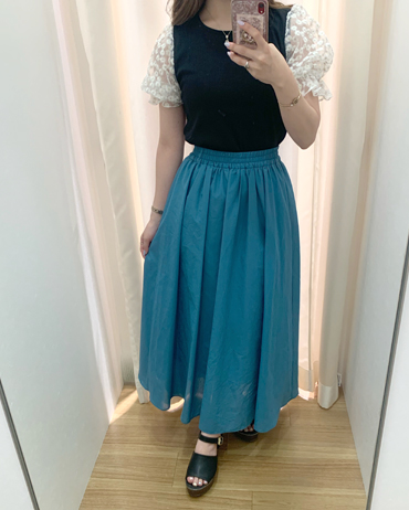 INGNI(イング)のコーディネート 原宿アルタ 156cm<br>袖にある花柄の刺繍が可愛いトップスを、今回はカラースカートで合わせてみました♪台形スカートなどと合わせても可愛いです！