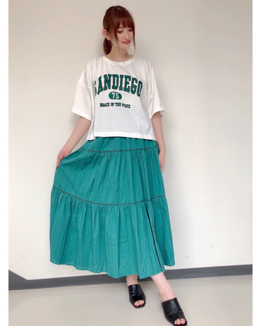INGNI(イング)のコーディネート サントムーン柿田川 161cm<br>トレンドのショート丈Tシャツはデニム以外にもスカートとも相性抜★Tシャツのロゴがグリーンなのでスカートもグリーンで統一させました！