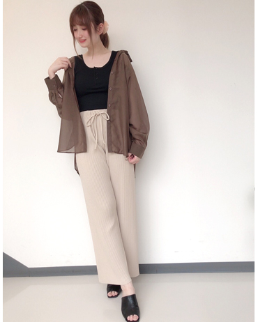 INGNI(イング)のコーディネート サントムーン柿田川 161cm<br>トレンドのシアーシャツは何枚持っていてもお色によって雰囲気変わるのでオススメです！ワイドリブパンツと合わせゆったりと◎