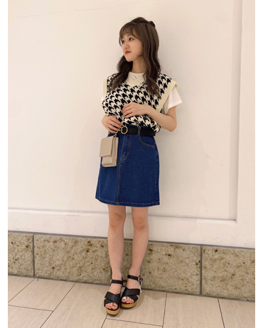 INGNI(イング)のコーディネート ワンダーシティ 155cm<br>秋新作の千鳥柄ニットベストはインナーやボトム次第で様々なコーディネートができます☆今回はミニボトム合わせにインしてスタイルアップさせました！