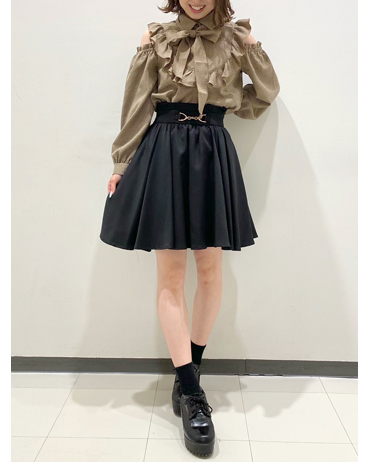 INGNI(イング)のコーディネート 大宮ルミネ 153cm<br>肩開きとリボンがかわいいこちらのブラウスはブラウンチドリで一気に秋コーデに！