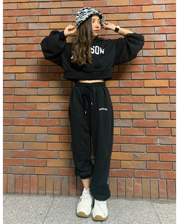INGNI(イング)のコーディネート 札幌ステラプレイス 150cm<br>トップスはゆったりしたショート丈のシルエットで、どんなボトムともバランス良く合わせられ低身長さんにもオススメです。スウェットパンツでラフさを演出し、柄のハットでアクセントを付けたとことんカジュアルなコーデに仕上げました。