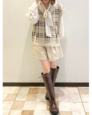 INGNI(イング)のコーディネート 大宮ルミネ 153cm<br>定番のニットベストとボウタイブラウスはワントーンコーデでかわいらしく！