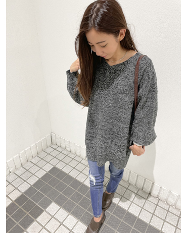 INGNI(イング)のコーディネート 札幌ステラプレイス 150cm<br>丸襟とVネックの2WAYで使えるのでその日の気分に合わせて着回せます。お尻が隠れる長めの丈感で、体型カバーも叶うオススメアイテムです。スキニーパンツで合わせ、大人カジュアルコーデに仕上げました。