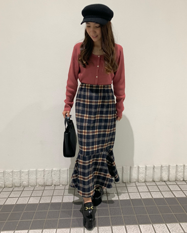 INGNI(イング)のコーディネート 札幌ステラプレイス 150cm<br>トップスをタイトなものにすると女性らしさUP♪マーメイドスカートは動くと裾がふわっと広がり可愛く形も綺麗でオススメです。