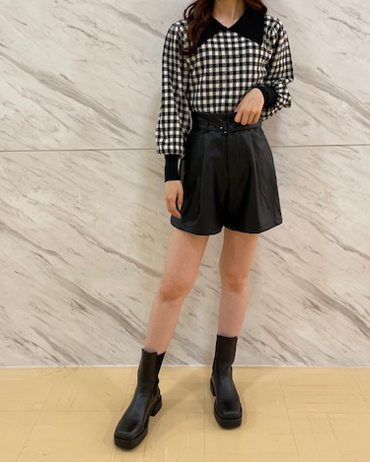 INGNI(イング)のコーディネート イオンモール高岡 166cm<br>襟が印象的なニットトップスにレザーのパンツを合わせる事で韓国風スタイルにしてみました