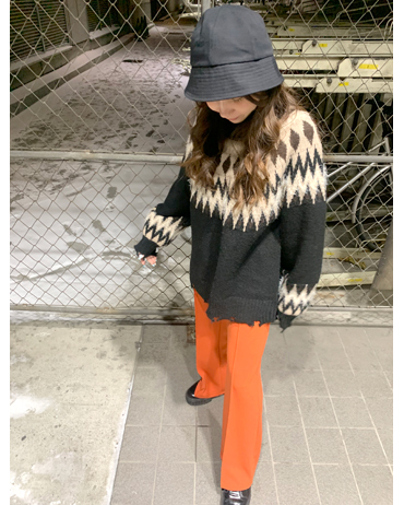 札幌ステラプレイス 150cm<br>今年のトレンドの求心柄ニットを、カラーパンツと小物を合わせカジュアルに着こなしました。もちもちしていて着心地が良いです♪
