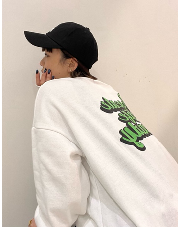 INGNI(イング)のコーディネート 神戸ハーバーランド 163cm<br>バックロゴがとても大きくカラーもはっきりしていて、ストリート系を良く着られる方におススメのアイテムです！サイズ感もかなり大きめなので、今の寒い時期中にたくさん着込んでも大丈夫です◎ボトムスは、トレンドの柄物と合わせたりカラーパンツを持ってくるとより一層トレンド感満載のコーデになります♪