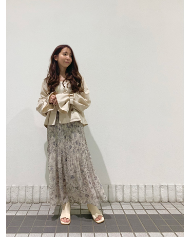 INGNI(イング) 花柄プリーツ／スカート 札幌ステラプレイス 150cm<br>スカートは裾にかけて消しプリーツ加工がされており、独特な揺れ感を楽しめます。ショートトレンチと合わせ、春の大人可愛いコーディネートしました。