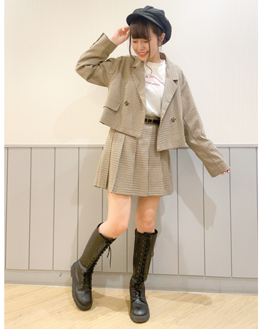 INGNI(イング)のコーディネート アリオ柏 159cm<br>セットアップですがインナーをロンTにすることでラフ感を加えました。今年らしいショート丈のジャケットでのセットアップはトレンド感抜群！