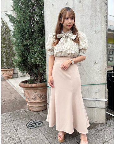 INGNI(イング)のコーディネート IPV宇都宮 153cm<br>こちらのブラウスはリボンを前にしても後ろにしても着用できる2way仕様。大人な花柄でキレイめコーデにピッタリです。