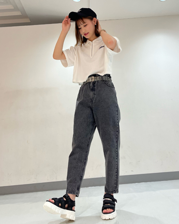 INGNI(イング)のコーディネート 新宿アルタ 170cm<br>韓国好き必見のポロシャツ風トップスは、ショート丈なのでハイウエストのデニムと合わせることでWで脚長効果が期待出来ます。デニムマムパンツは腰回りがゆったりシルエットでありながらストレートタイプで、足をキレイに見せてくれる万能アイテムです。