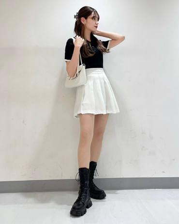 INGNI(イング)のコーディネート 新宿アルタ 159cm<br>半袖ポロニット配色のデザインがポイントの夏に活躍する一枚です。白のプリーツスカパンを合わせることで爽やかな印象に。